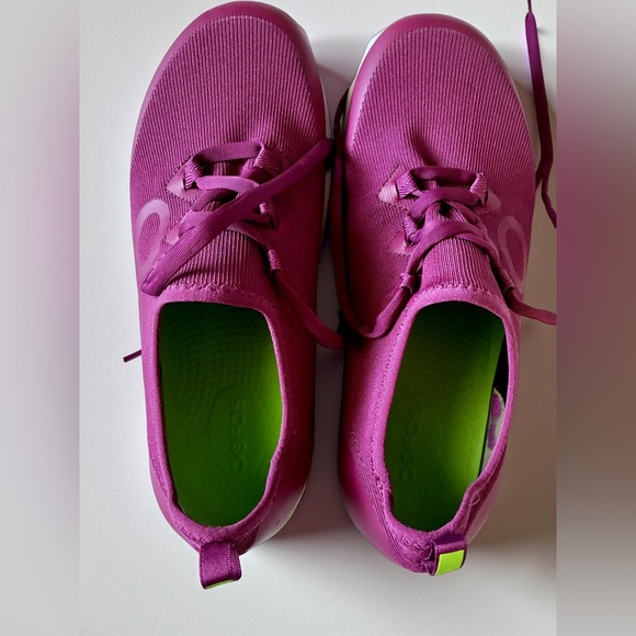LIKE NEW OOFOS Magenta Athletic Shoes - Picture 5 of 7